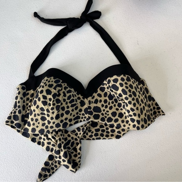 5/$25 Robin Piccone bikini top medium - Picture 1 of 3
